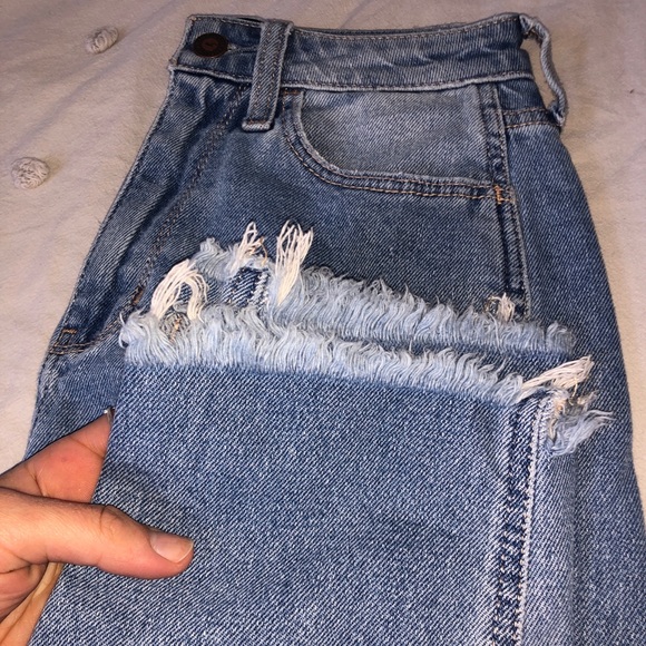 HOLLISTER - Ultra High Rise Mom Jean - Picture 2 of 8